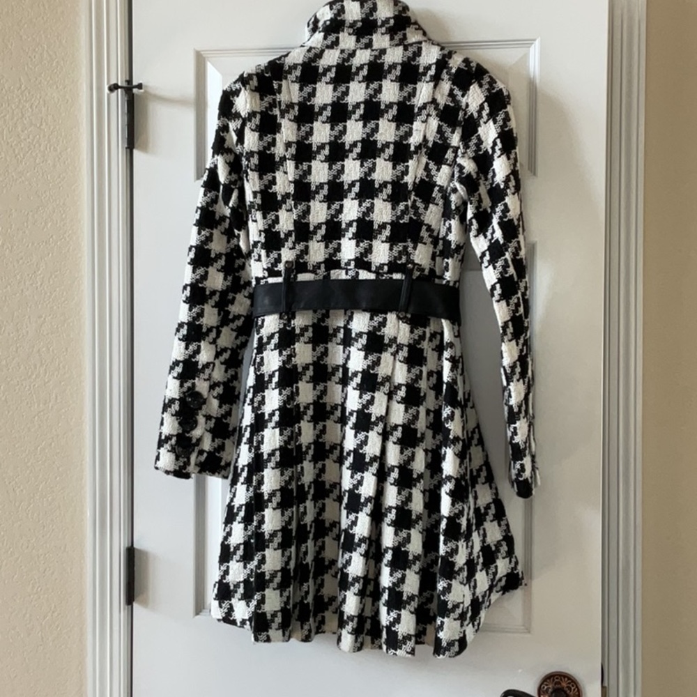 Stylish Black and White Houndstooth Coat - Picture 2 of 2